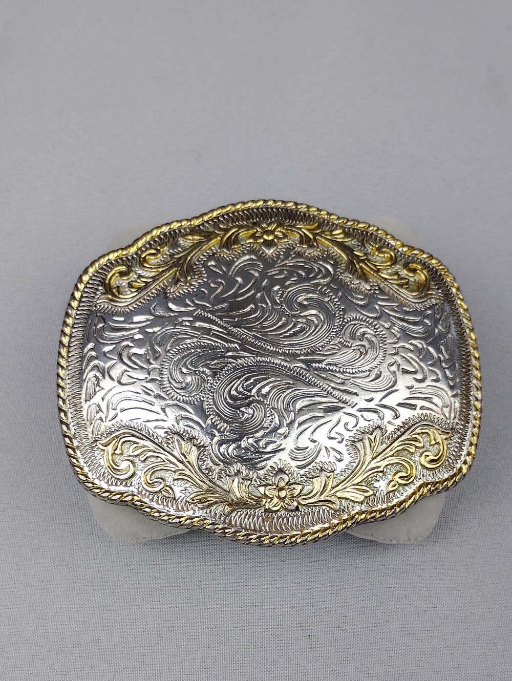 Ornate Two-Tone Floral Engraved Belt Buckle - Gold & Silver. Unisex.